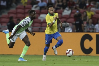 Brazílsky hráč Neymar Jr vpravo v súboji s Nigérijčanom Andersonom Esitim v prípravnom zápase Brazília - Nigéria v Singapure.