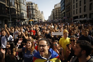 Katalánci zablokovali cesty na protest proti odsúdeniu separatistických lídrov.
