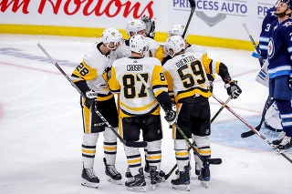 Pittsburgh Penguins deklasovali domáci Winnipeg 7:2 a naplno bodovali v treťom súboji v sérii.