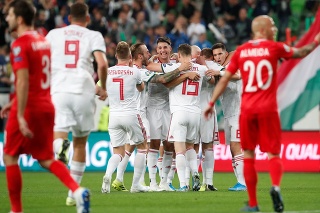 Maďarskí futbalisti sa tešia po góle.