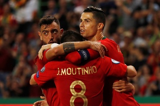 Ronaldo oslavuje gól so spoluhráčmi.
