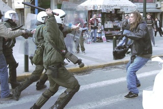 Nepokoje v Aténach neutíchajú.