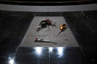 Hrob bývalého diktátora Francisca Franca v mauzóleu v Údolí padlých pri Madride.
