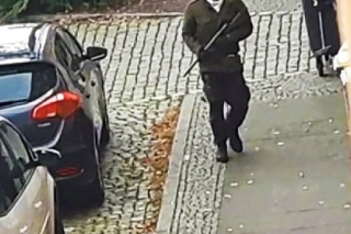 Muž v maskáčoch chodil po ulici a strieľal.