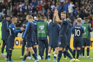 Hráči Slovenska ďakujú divákom po remíze 1:1 v zápase s Walesom.