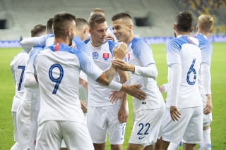 Hráči futbalovej reprezentácie SR do 21 rokov oslavujú prvý gól do siete Estónska.