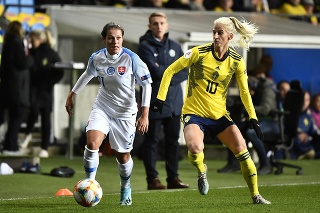  Na snímke vľavo slovenská reprezentantka Martina Šurnovská a hráčka Švédska Sofia Jakobssonová v zápase F-skupiny kvalifikácie ME 2021 žien vo futbale Švédsko - Slovensko.