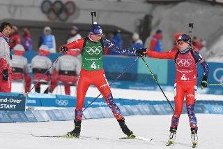 Na snímke slovenská biatlonistka Paulína Fialková (vpravo) odovzdáva štafetu Anastasii Kuzminovej.