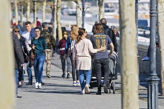 Bratislava 30.3.2019 o 14.52 hod.: Hudobník sa ako príkladný otec hrdo chopil kočíka.