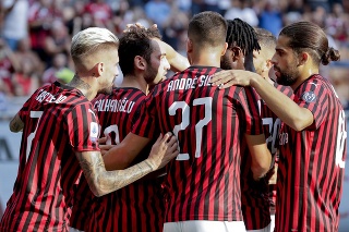 Futbalisti AC Miláno sa radujú z gólu. 