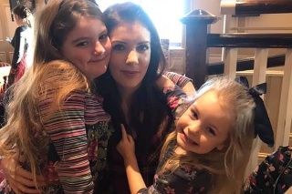 Victoria Langfield so svojimi dcérkami