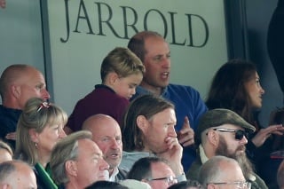 Princ George si užíva zápas Aston Villy so svojim otcom. 