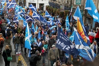 V Edinburgu pochodovali státisíce ľudí za nezávislosť Škótska.