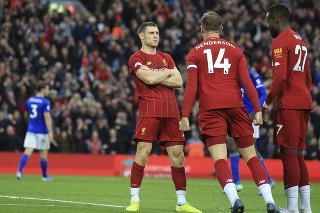 Futbalista Liverpoolu James Milner (vľavo) sa teší so spoluhráčmi.