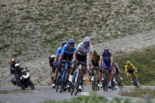 Pelotón prestížnych pretekov Tour de France.