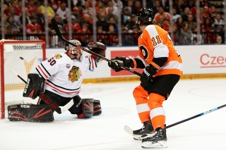 V prahe sa odohral zápas medzi Chicagom Blackhawks a Philadelphiou Flyers.