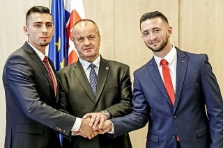 Minister Gajdoš s ocenenými záchrancami Ľubošom Hanom a Lukášom Lendelom. 