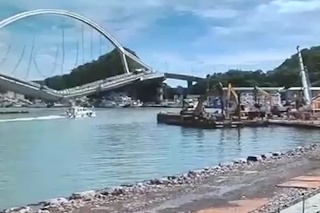 obrazok k videu 14865: Obrovský most sa znenazdajky zrútil: Dramatické zábery apokalypsy