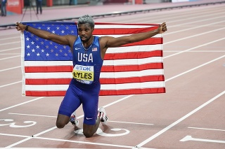 Americký šprintér Noah Lyles oslavuje víťazstvo vo finále behu na 200 metrov na MS v atletike v katarskej Dauhe.