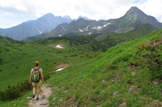 Chodník z Kopského sedla do Doliny Bielej vody kežmarskej vo Vysokých Tatrách.