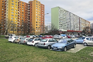 Parkovanie vo večerných hodinách je v Petržalke dlhodobý problém. 
