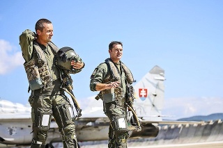 Major Ján Kurtík (vľavo) patrí k našim najskúsenejším pilotom a ukázalo sa to aj pri havárii.