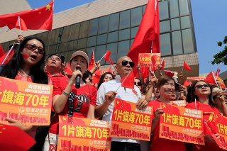  Demonštranti spievali čínsku hymnu a mávali čínskymi vlajkami.