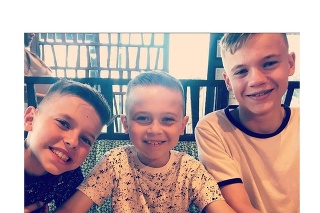 Josh so svojimi bratmi Jackom a Lewisom.