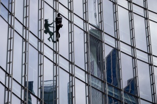 Francúzsky pavúčí muž vyliezol na budovu vo Frankfurte. 