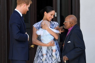 Harry a Meghan sa stretli s juhoafrickým biskupom, vzali aj synčeka Archieho.