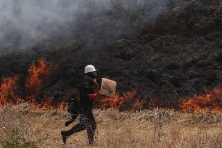 Hasiči bojujú s lesnými požiarmi v Bolívii. 