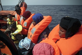 Humanitárna loď Ocean Viking vyzdvihla v mori ďalších 61 migrantov.