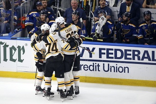 Hráči Bostonu oslavujú gól, vpravo kapitán Bostonu Zdeno Chára v šiestom zápase finále play off NHL.