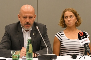Prezident SOŠV Anton Siekel a plavkyňa Viktória Reichová počas tlačovej konferencie Slovenského olympijského a športového výboru. 