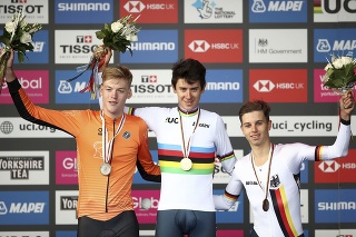 Na snímke uprostred taliansky reprezentant Antonio Tiberi (v strede) vyhral časovku juniorov na MS v cestnej cyklistike v Yorkshire.