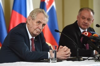 Miloš Zeman a Andrej Kiska (vpravo) na tlačovej konferencii.