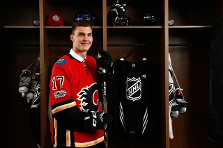 Adam Ružička si v Chicagu hneď vyskúšal dres Calgary Flames.