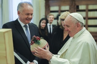 Kiska odovzdal pápežovi Františkovi vianočné gule, ktoré vyrobili ľudia zo sociálne znevýhodnených skupín.