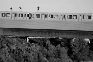 Z tohto videa vám prejde mráz po celom tele: Chlapci vyskočili z idúceho vlaku do Dunaja