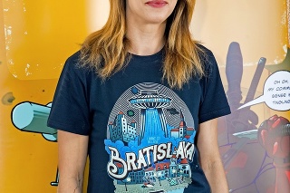 Sympatická herečka v Bratislave vystúpila s Ufom na tričku. 