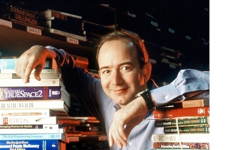 ZAČIATKY: Bezos s knihami, potom začal na Amazone predávať všetko. 