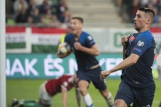 Na snímke vpravo hráč Slovenska Róbert Mak oslavuje svoj úvodný gól v zápase kvalifikácie EURO 2020 vo futbale v E-skupine Maďarsko – Slovensko.