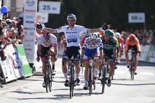 Na snímke v popredí Talian Elia Viviani z Deceuninck–Quick-Stepu víťazí v záverečnej 4. etape 63. ročníka cyklistických pretekov Okolo Slovenska.