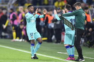 Hráči Barcelony Anssumane Fati (vľavo) Lionel Messi počas striedania v zápase F-skupiny Borussia Dortmund - FC Barcelona.