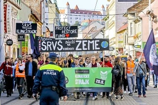 Slovensko - V Bratislave pochodovalo ulicami k parlamentu približne 5 000 protestujúcich.