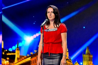 Vysilená speváčka sa predsa len postavila na pódium.