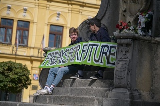 Na snímke účastníci globálneho klimatického štrajku, ktorý organizuje študentská iniciatíva Fridays for Future v Banskej Bystrici.