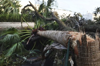 Bermudy spustošil hurikán Humberto.