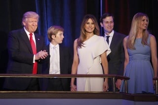 Rodina Donalda Trumpa pokope - sprava dcéra Ivanka, jej manžel Jared Kushner, manželka Melania a syn Barron.
