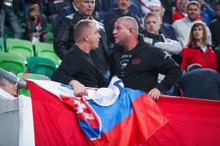 Maďarský fanúšik prekryl slovenskú vlajku v hľadisku štadióna.